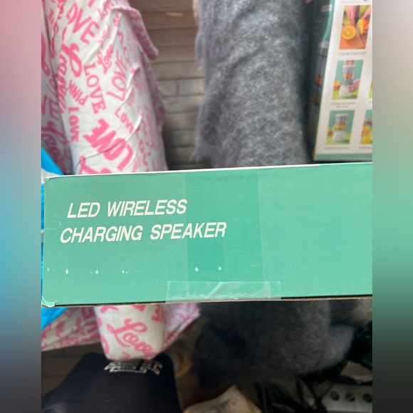 LED Wireless Charging speaker - Picture 2 of 4